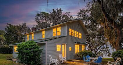 Kingsley Lake Home w wide lawn, dock, central air, 4 kayaks. Near Camp Blanding