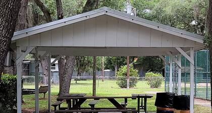 Kingsley Lake Home w wide lawn, dock, central air, 4 kayaks. Near Camp Blanding