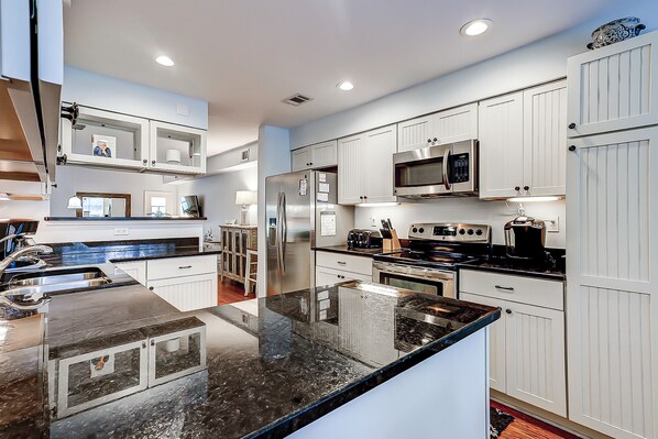 Jääkaappi, mikroaaltouuni, uuni, liesi