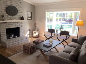 TV connectée, cheminée, livres, chaîne hi-fi