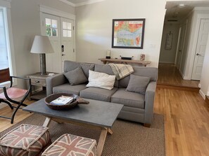 TV connectée, cheminée, livres, chaîne hi-fi