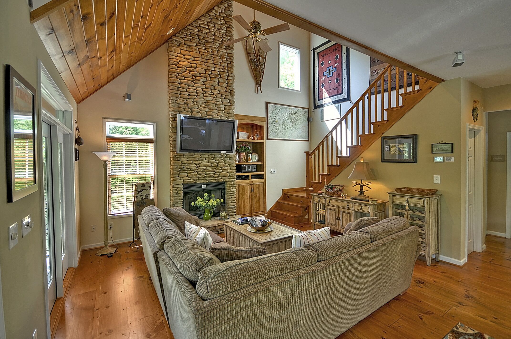 TOCCOA RIVERFRONT HOUSE-FISH/KAYAK/TUBING ! ESCAPE TO THE MTNS! 