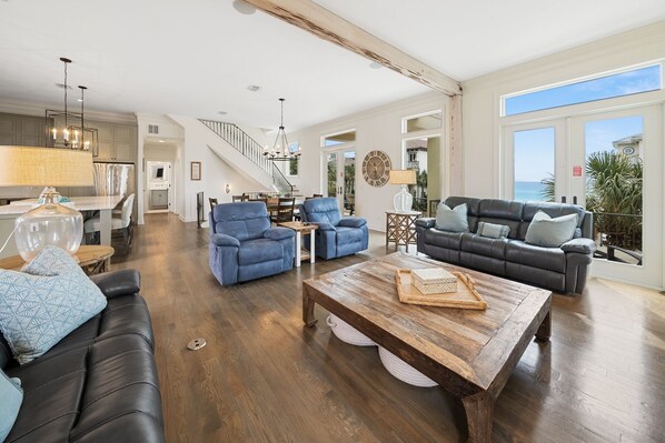 Televisión, chimenea, reproductor de DVD