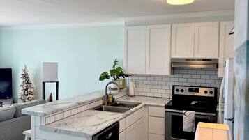 Frigorifero, microonde, forno, piano cottura