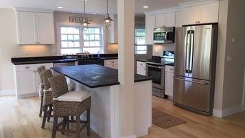 冷蔵庫、電子レンジ、オーブン、コンロ