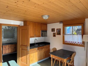 Kjøleskap, mikrobølgeovn, kokeplater og kaffetrakter/tekoker