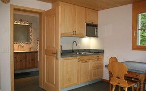 Geladeira, micro-ondas, cooktop, cafeteira/chaleira