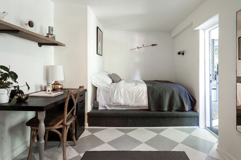 Charming 2-person Studio just 2 blocks from Downtown