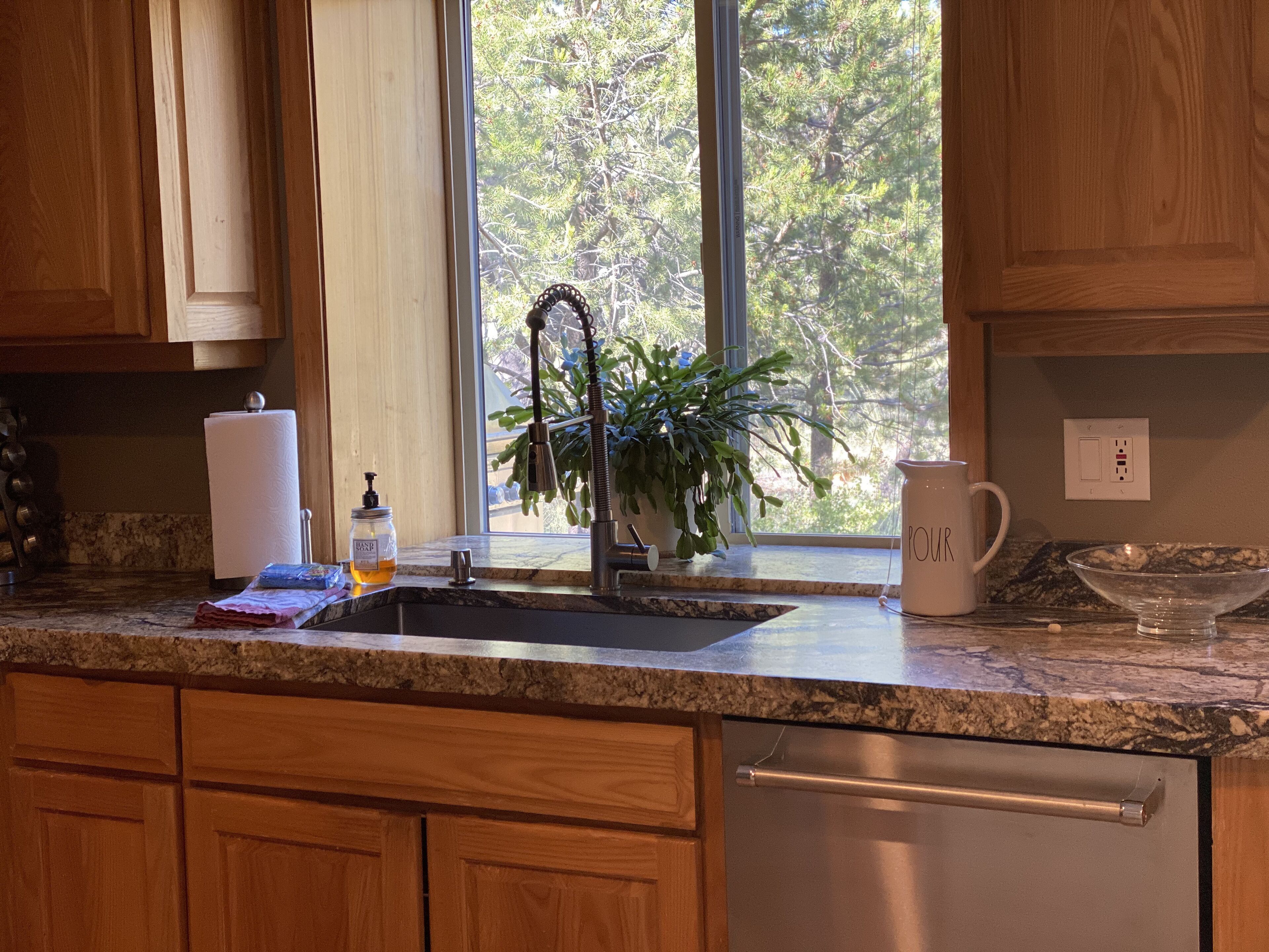 Beautiful 4 Bedroom Renovated Home with A/C; 10 SHARC Passes