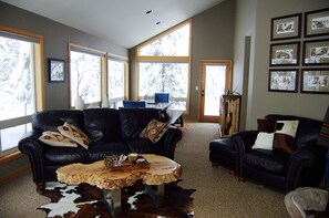 Smart TV, fireplace, DVD player, table tennis