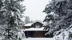 A wooden cabin surrounded by snow-covered trees. - Beautiful 4 Bedroom Renovated Home with A/C; 10 SHARC Passes (Sunriver)