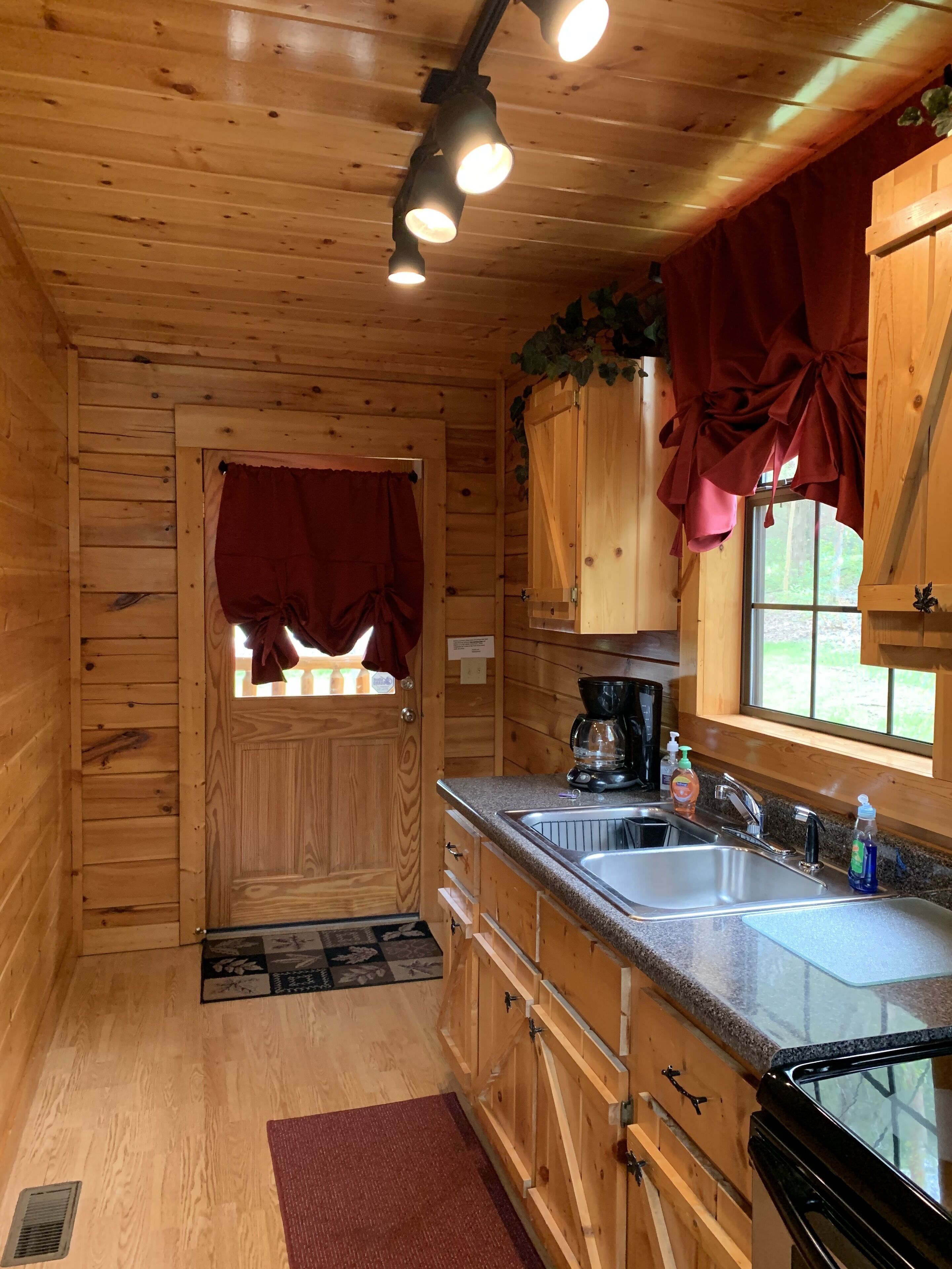 Lake Cumberland/Conley Bottom area-Log Cabin Rental, Private, Lake Access .25 Mi