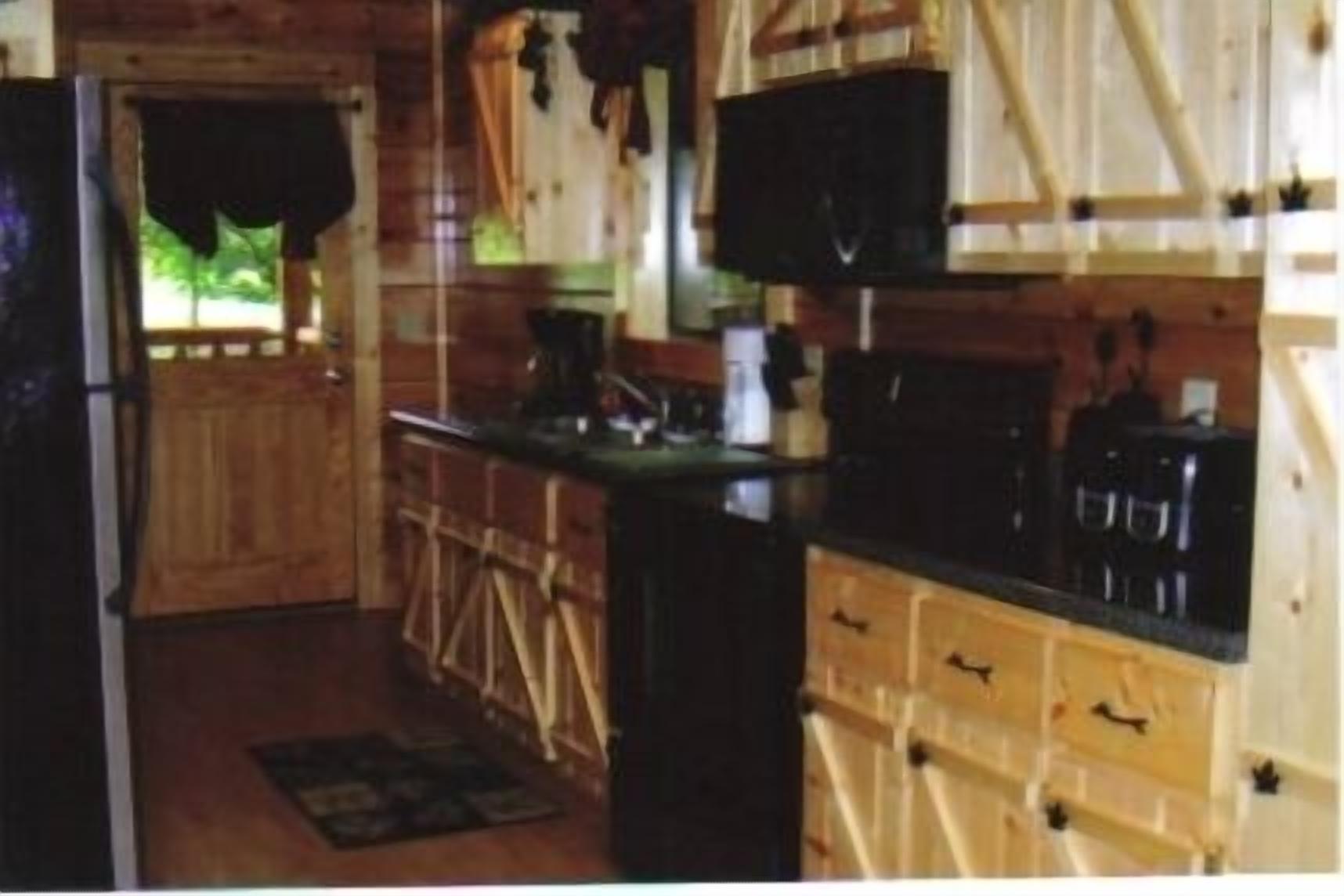 Lake Cumberland/Conley Bottom area-Log Cabin Rental, Private, Lake Access .25 Mi