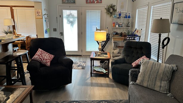 A living room with two black armchairs, a wooden coffee table, and a patterned rug. - 2 Bedroom / 2 Bath - Close to Everything! (Myrtle Beach)