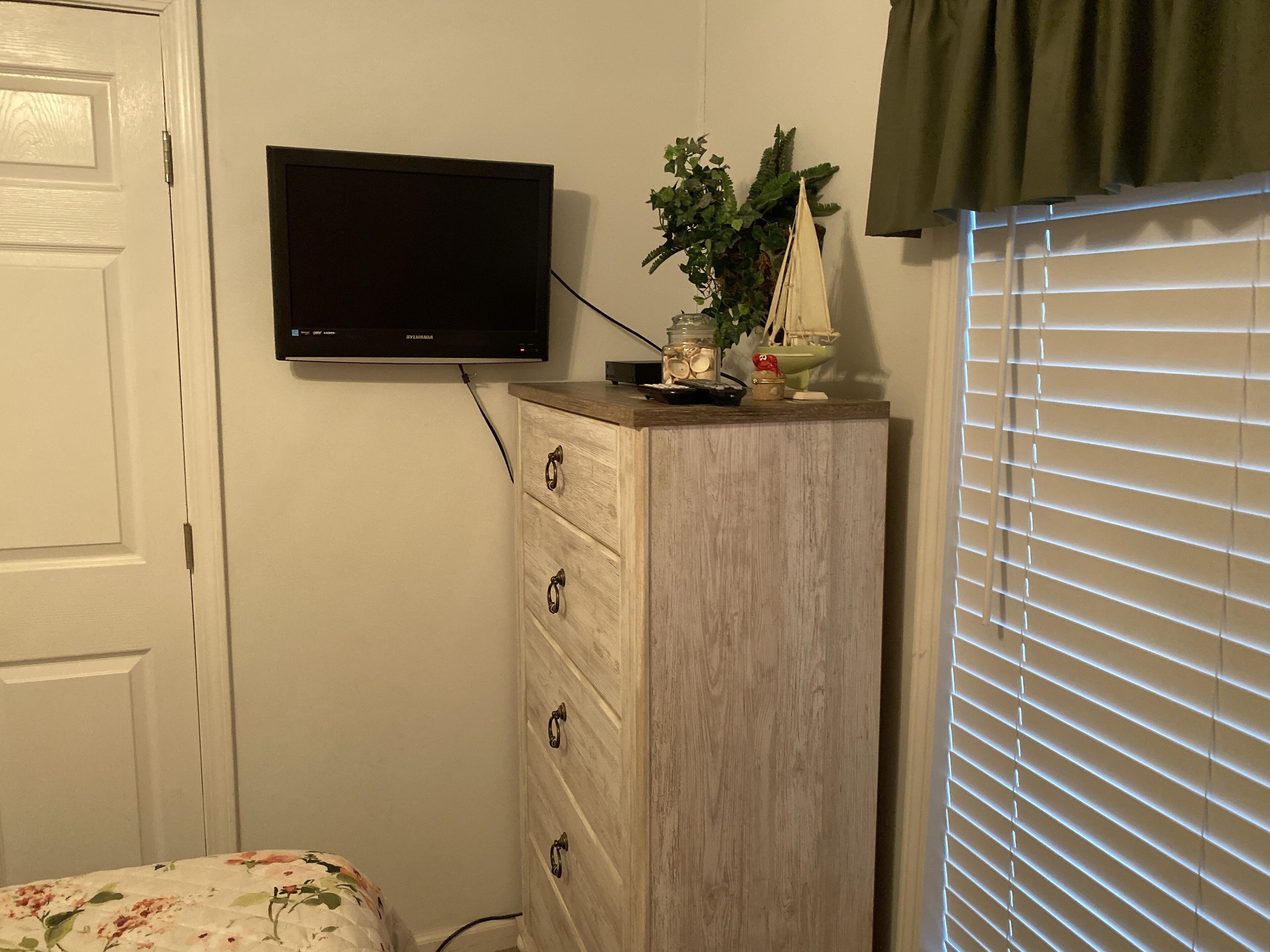 2 Bedroom / 2 Bath - Close to Everything!