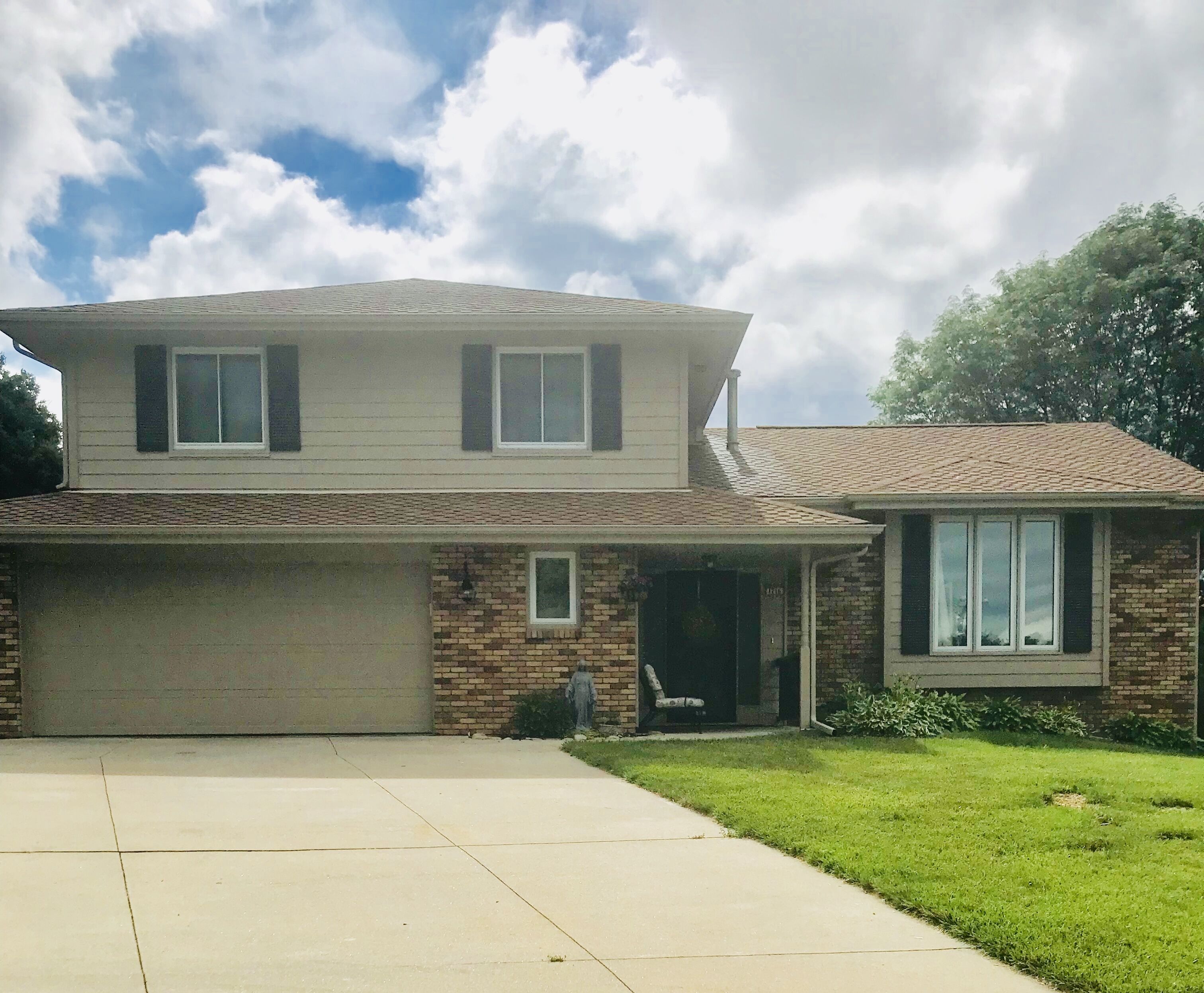 Large West Omaha Home 4 Bedroom 2.5 Bath