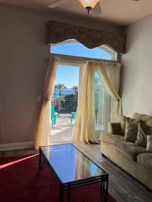 TV connectée, cheminée, lecteur de DVD