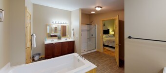 Spacious Bobcat Cabin, 30 mins from Hocking Hills