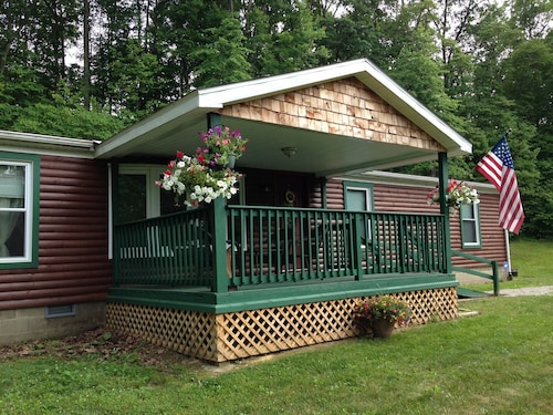 Spacious Bobcat Cabin, 30 mins from Hocking Hills