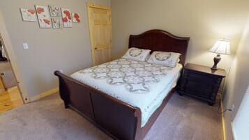 5 bedrooms, iron/ironing board, WiFi (free), bed sheets