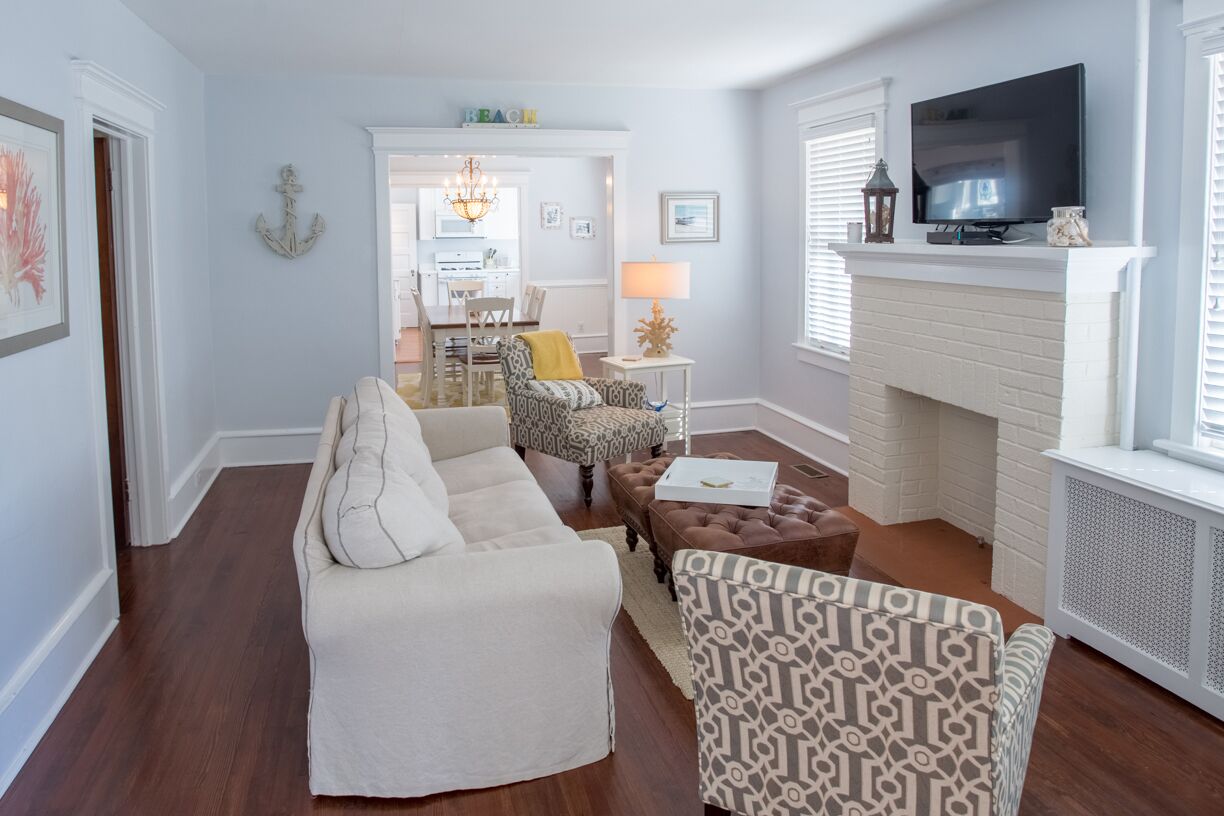 Beautiful 3 bedroom. Three blocks from the beach!