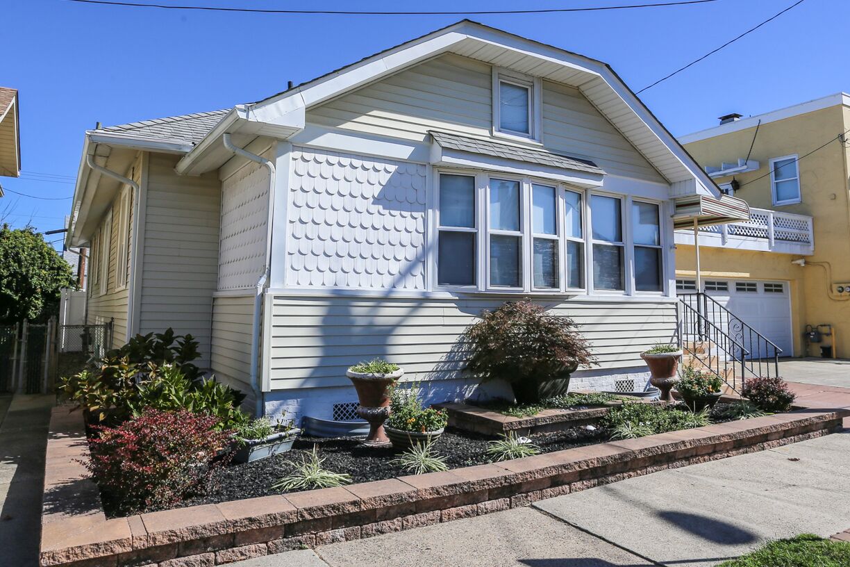 Beautiful 3 bedroom. Three blocks from the beach!