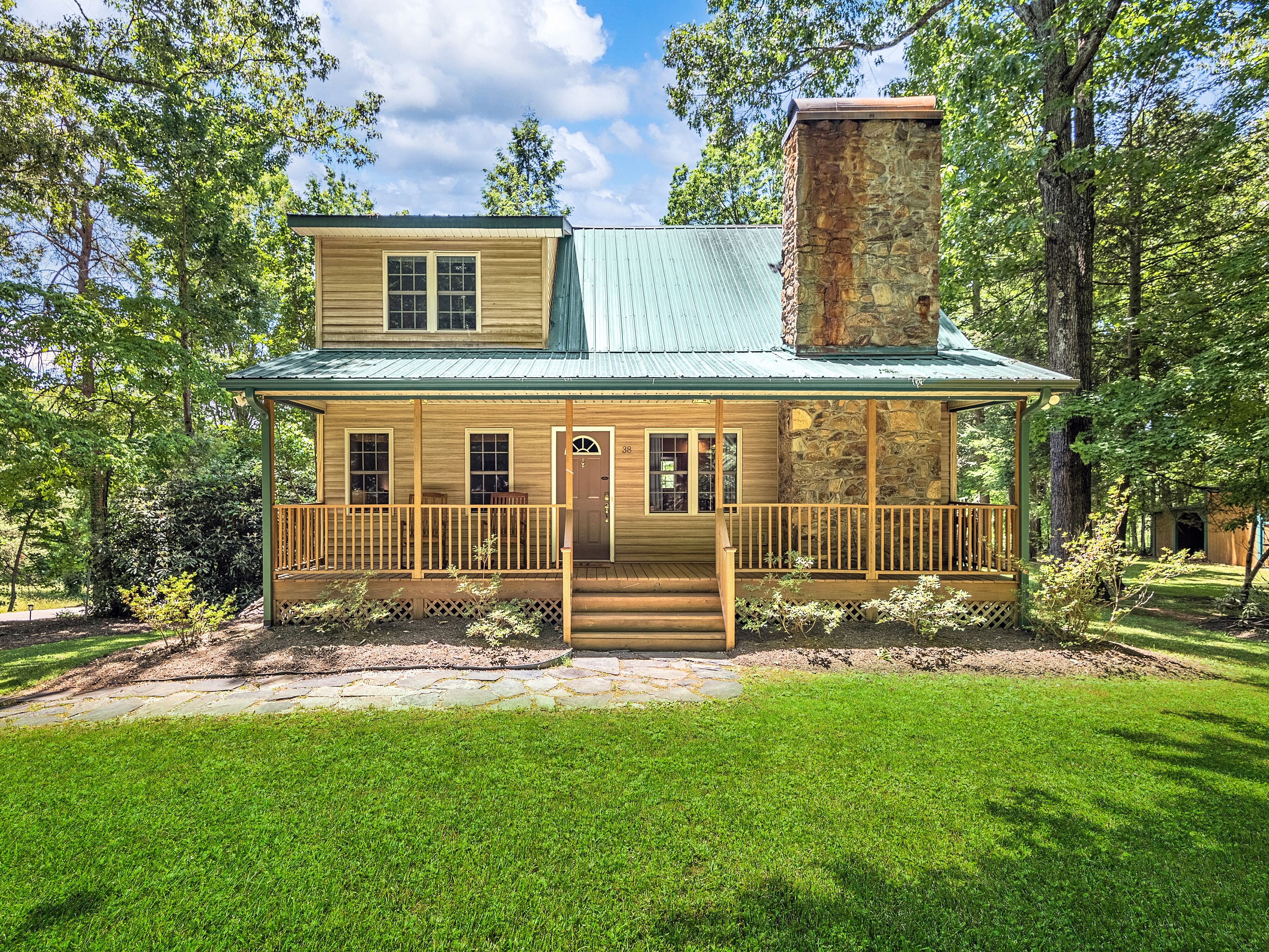 Pet Friendly -Secluded Mountain Retreat 20 Min to Downtown Asheville
