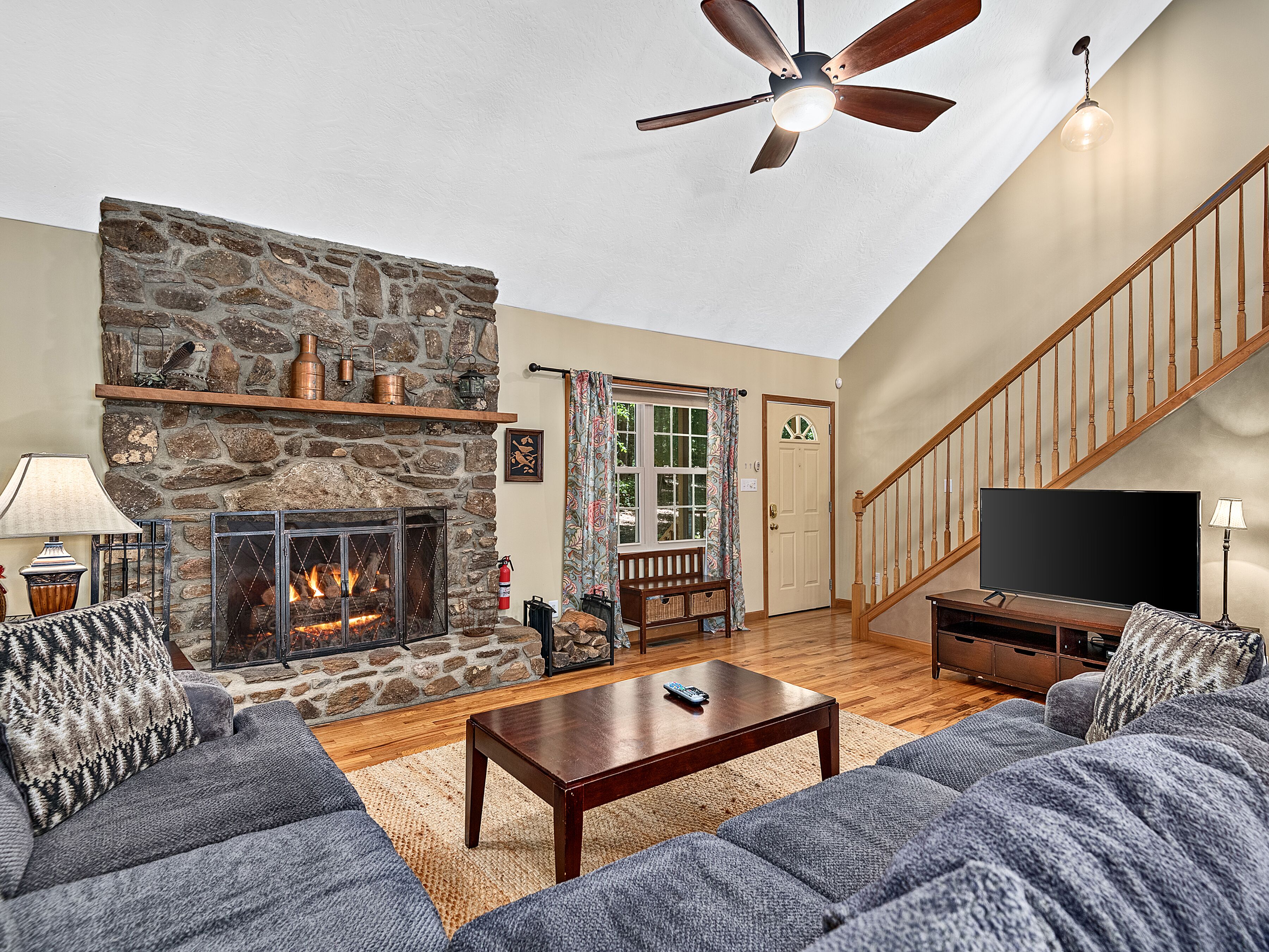 Pet Friendly -Secluded Mountain Retreat 20 Min to Downtown Asheville