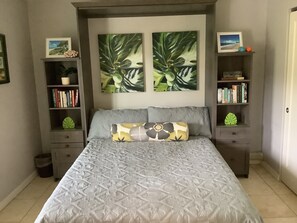 2 bedrooms, iron/ironing board, travel cot, free WiFi - 100 steps to the beach! Clean, cute and reasonably priced :) Guests love the place!  (Kapaa)