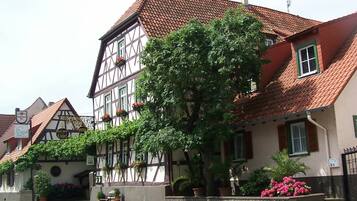 Vista frontal de la propiedad