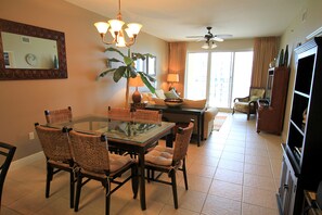 Smart TV, DVD player, video library - AWESOME GULF AND BEACH VIEWS! Gorgeous 3 BR/2BA Unit, Large Balcony (Miramar Beach)