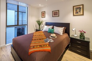 3 habitaciones, escritorio, tabla de planchar con plancha y wifi