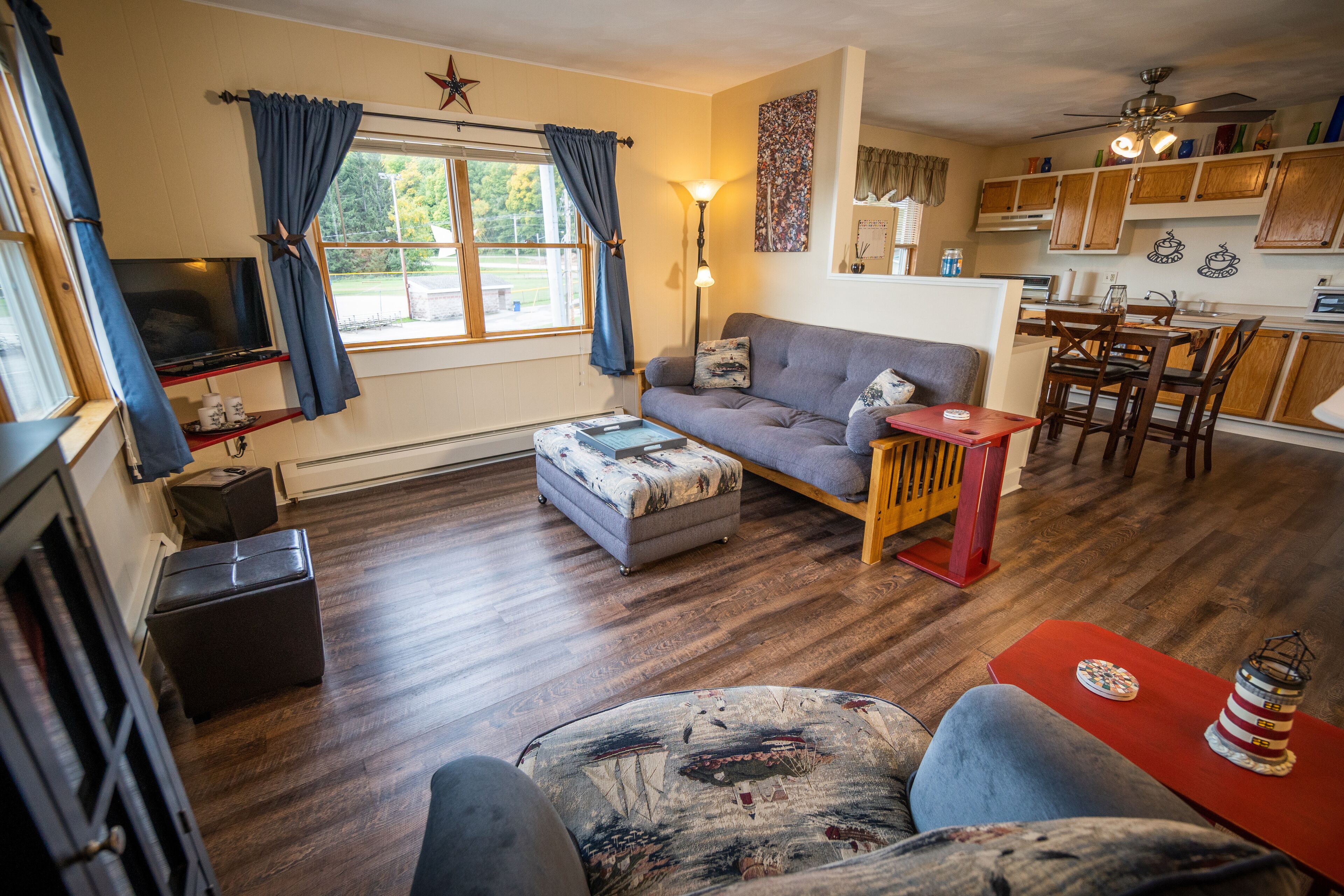 Comfortable family friendly situated on the shore of Munising Bay Lake Superior