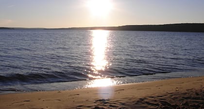 Confortable y familiar situado a orillas del lago Superior de Munising Bay.