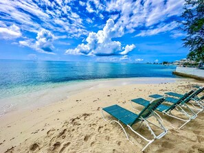 Sulla spiaggia, lettini da mare, teli da spiaggia