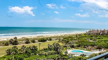 Alberca al aire libre y alberca climatizada