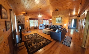 Smart TV, fireplace, table football, ping pong - WHAT A VIEW from the HOT TUB! Ping-pong & Pac-Man game room! (Blue Ridge)