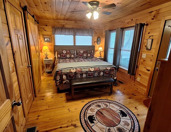 3 bedrooms, iron/ironing board, free WiFi, bed sheets - WHAT A VIEW from the HOT TUB!  (Blue Ridge)