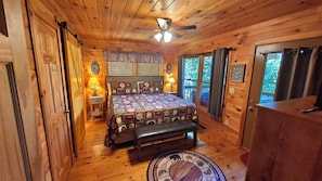 3 bedrooms, iron/ironing board, free WiFi, bed sheets - WHAT A VIEW from the HOT TUB! Ping-pong & Pac-Man game room! (Blue Ridge)