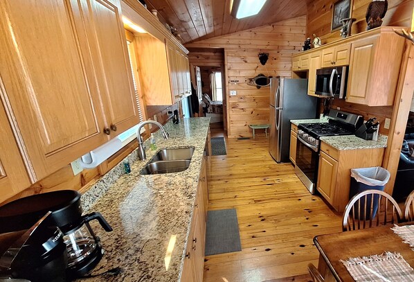 ثلاجة، ميكروويف، فرن، موقد طهي مسطح