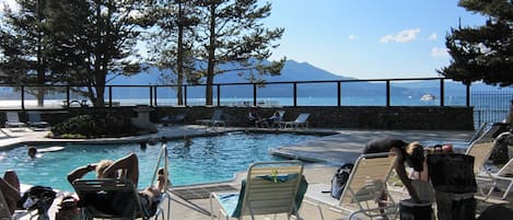 Inomhuspool och utomhuspool