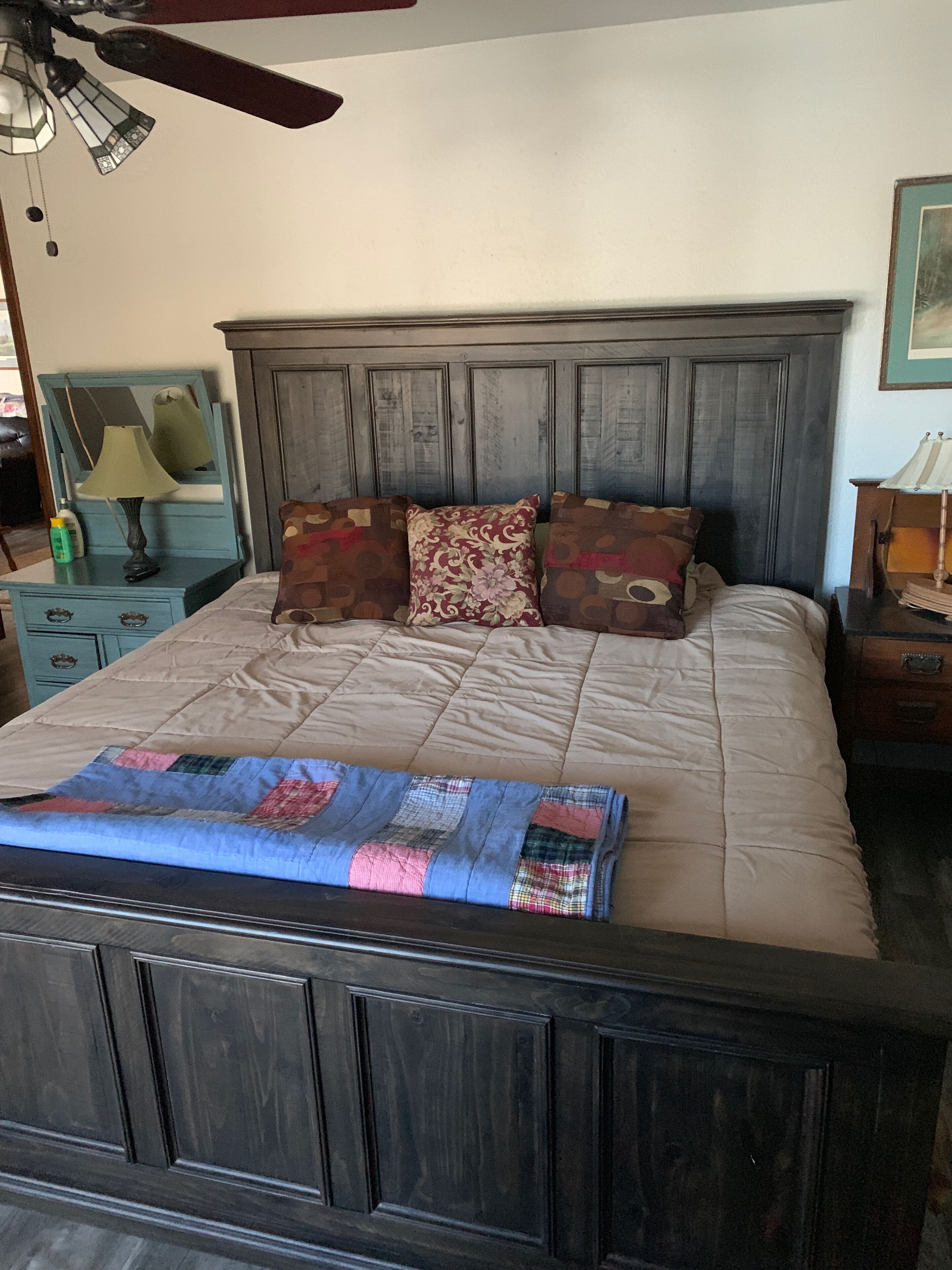 Lake McConaughy Lake Front home, One King three Queen size beds, Dish TV, WIFI.