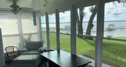 Järven edessä Lake Weirin pohjoisrannalla, Florida (se ei ole duplex / 2 merkintää)