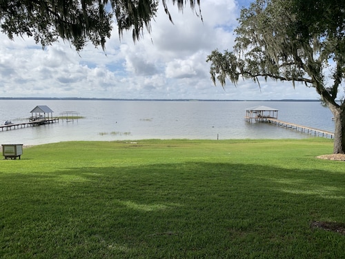 Lake front on North shore of Lake Weir, Florida (it is NOT a duplex / 2 entries)