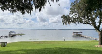 Lake front on North shore of Lake Weir, Florida (it is NOT a duplex / 2 entries)