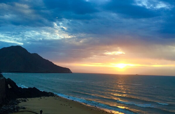 بالقرب من الشاطئ