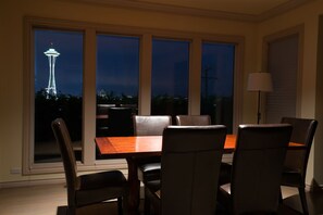 Dining - Luxury in Queen Anne very walkable! (Seattle)