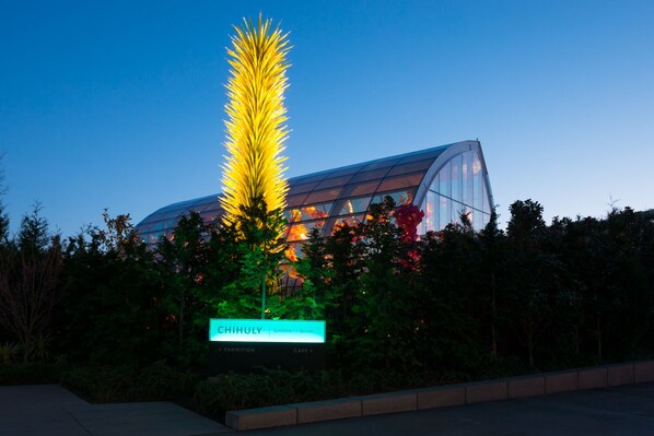 Exterior - Luxury in Queen Anne very walkable! (Seattle)