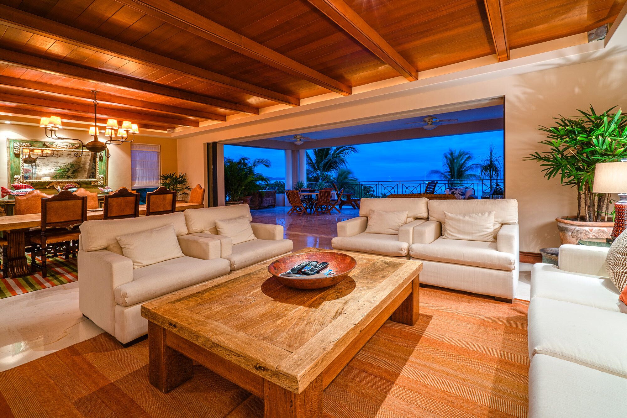 Luxury Beachfront Condo Amazing Views, Golf Cart, Cook, Maid, Premium membership