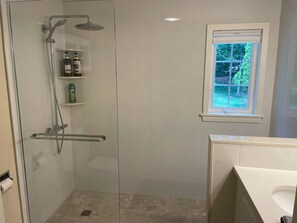 Combined shower/bathtub, hair dryer, towels, toilet paper - Beautiful vacation home in amazing location (York)